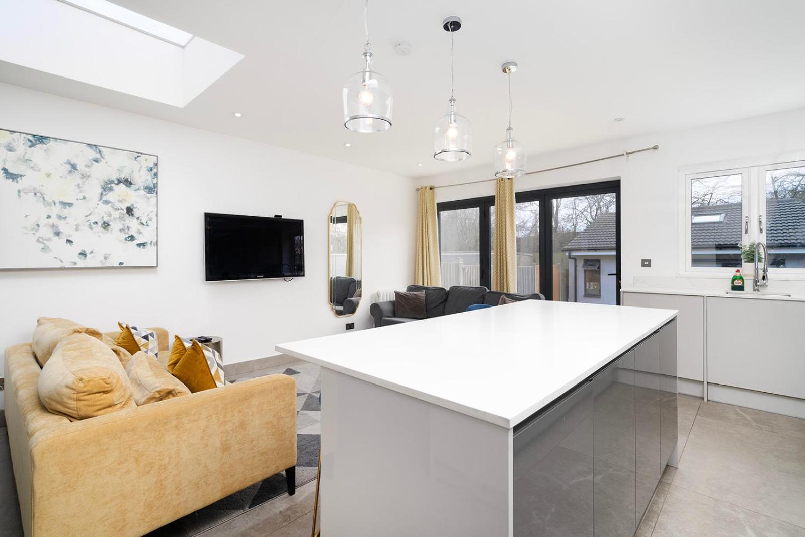 Large 4 Bedroom House With Parking Available London Exteriör bild