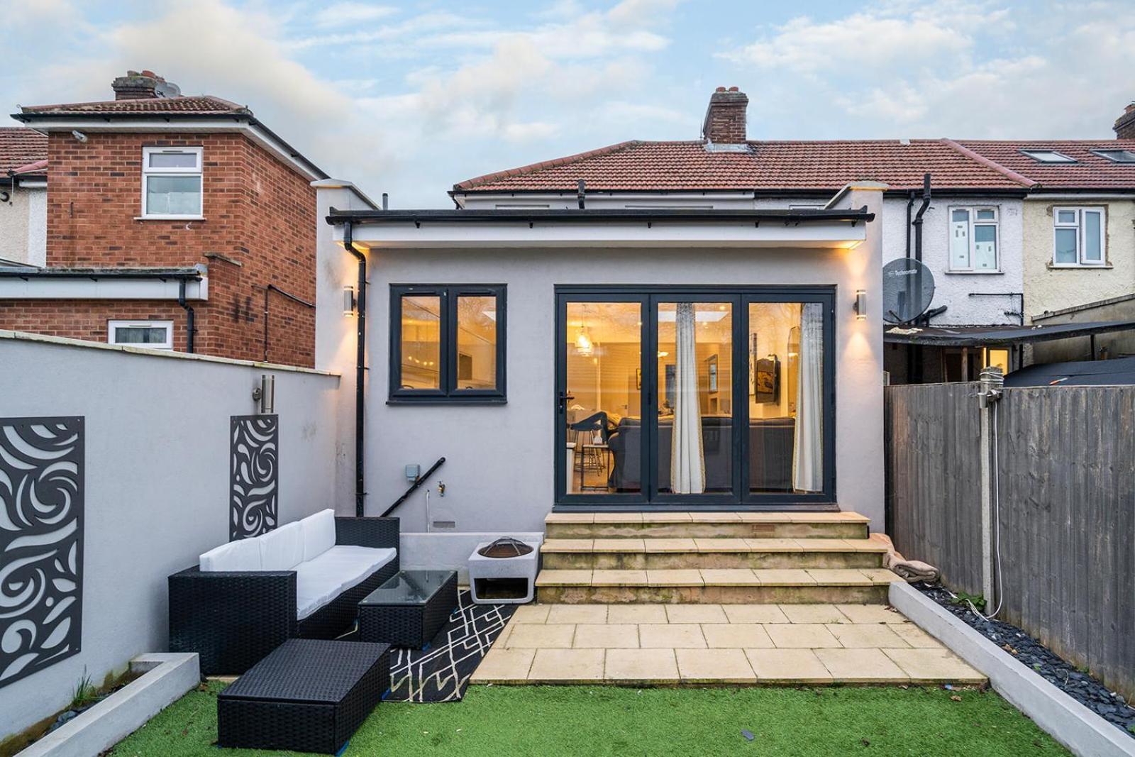 Large 4 Bedroom House With Parking Available London Exteriör bild