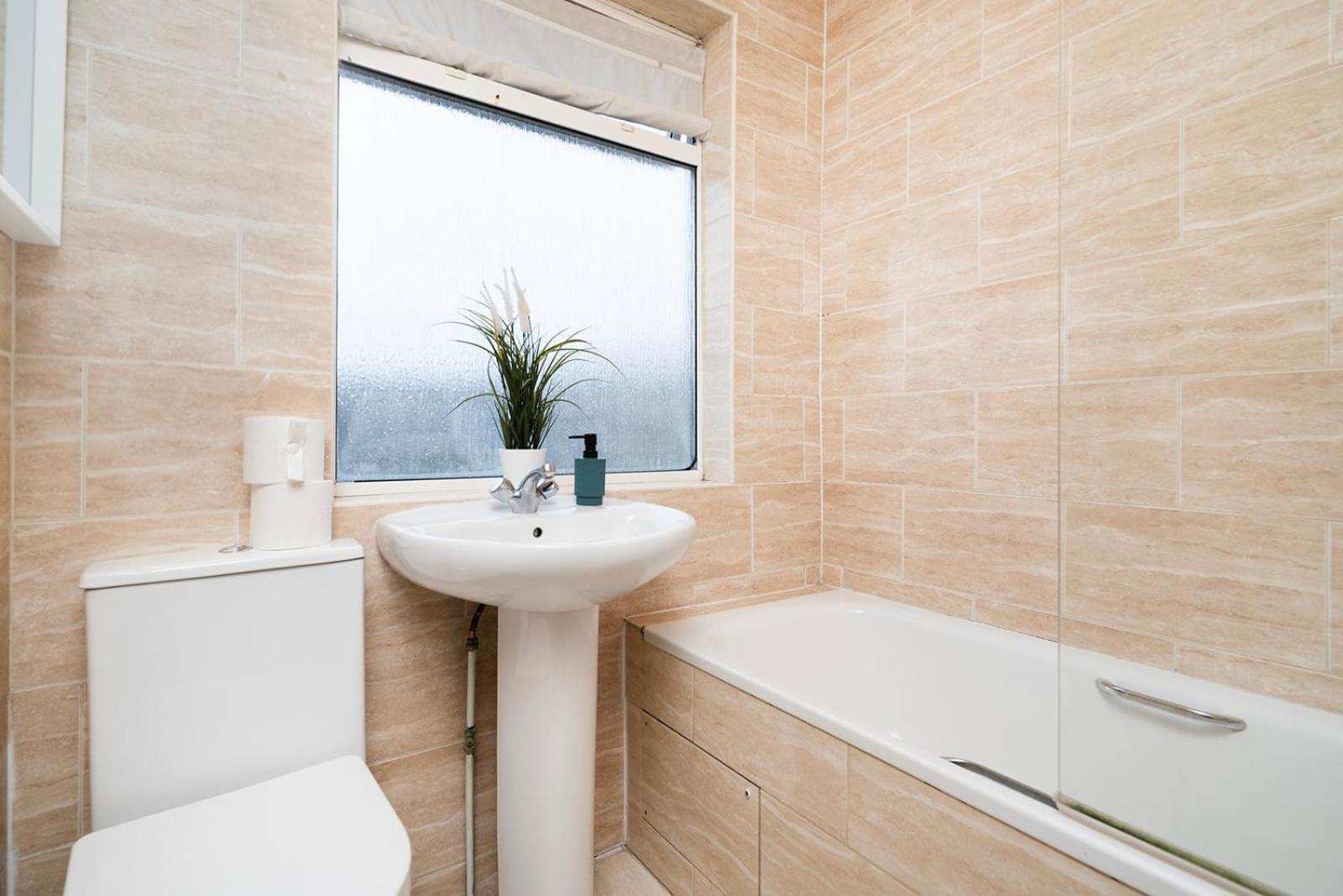 Large 4 Bedroom House With Parking Available London Exteriör bild