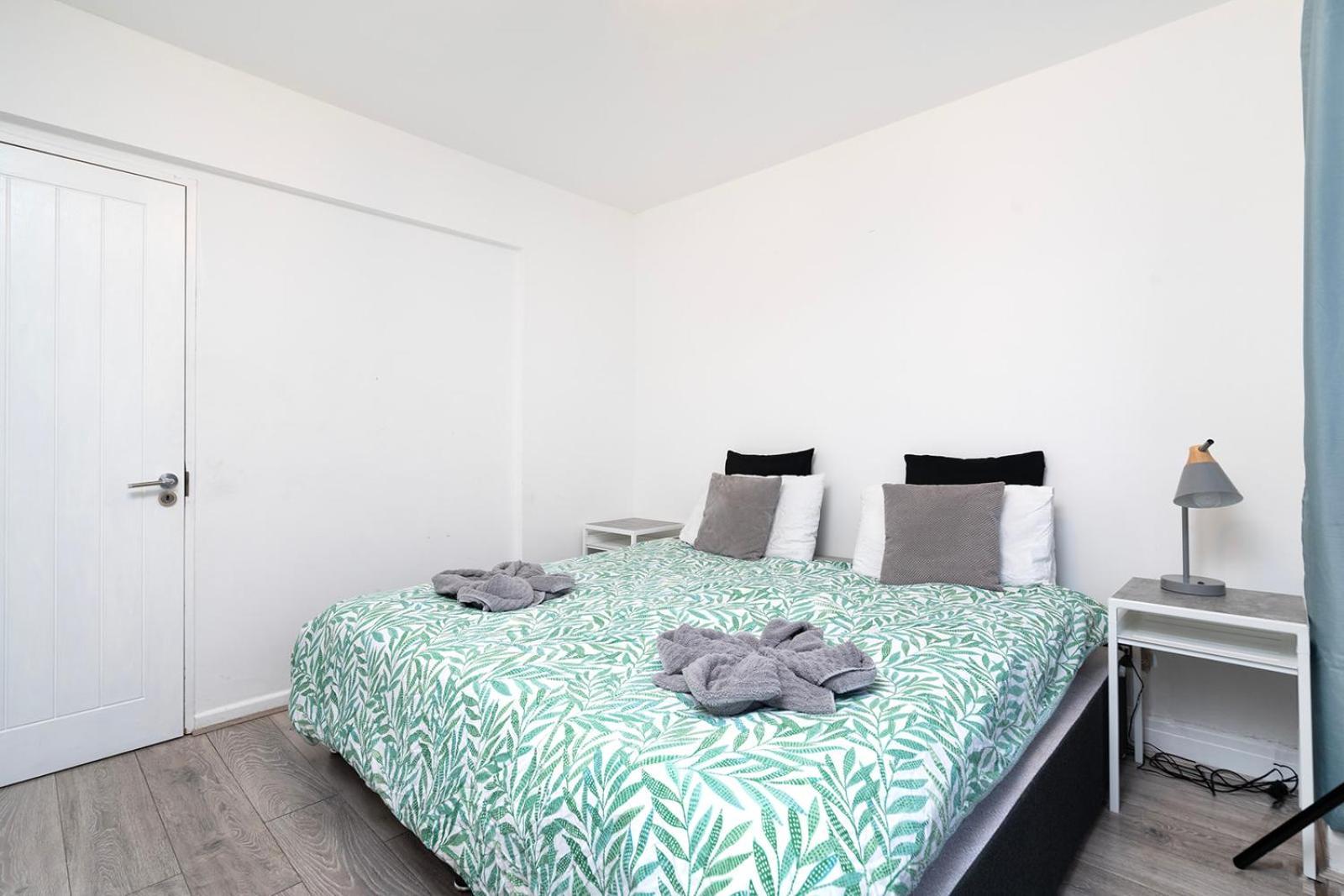 Large 4 Bedroom House With Parking Available London Exteriör bild