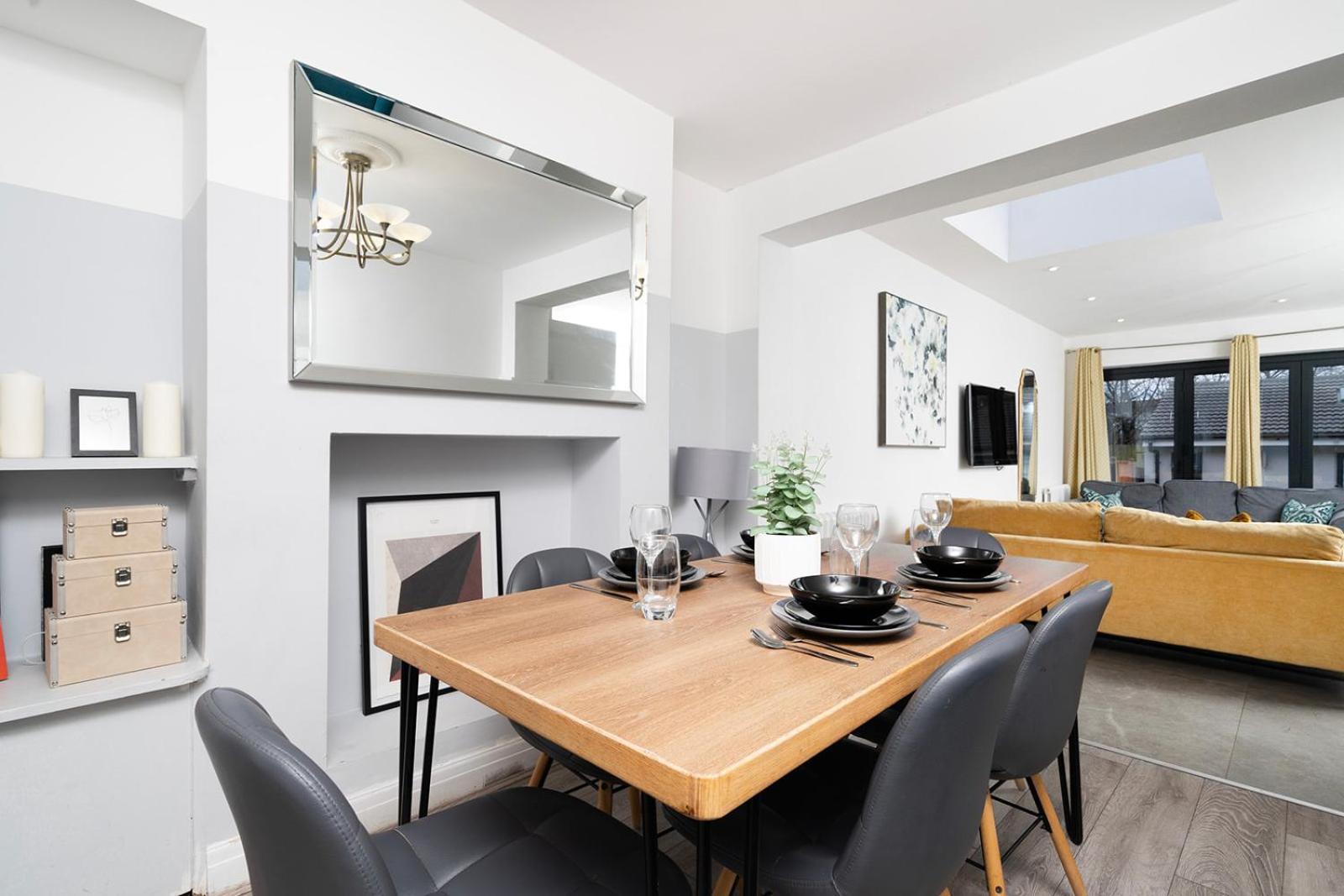 Large 4 Bedroom House With Parking Available London Exteriör bild