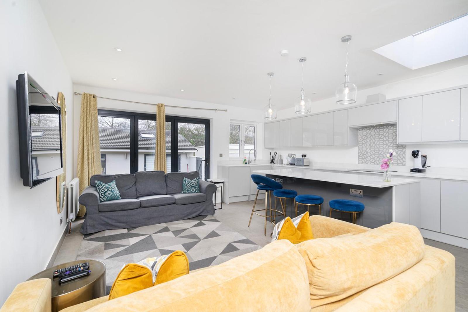 Large 4 Bedroom House With Parking Available London Exteriör bild
