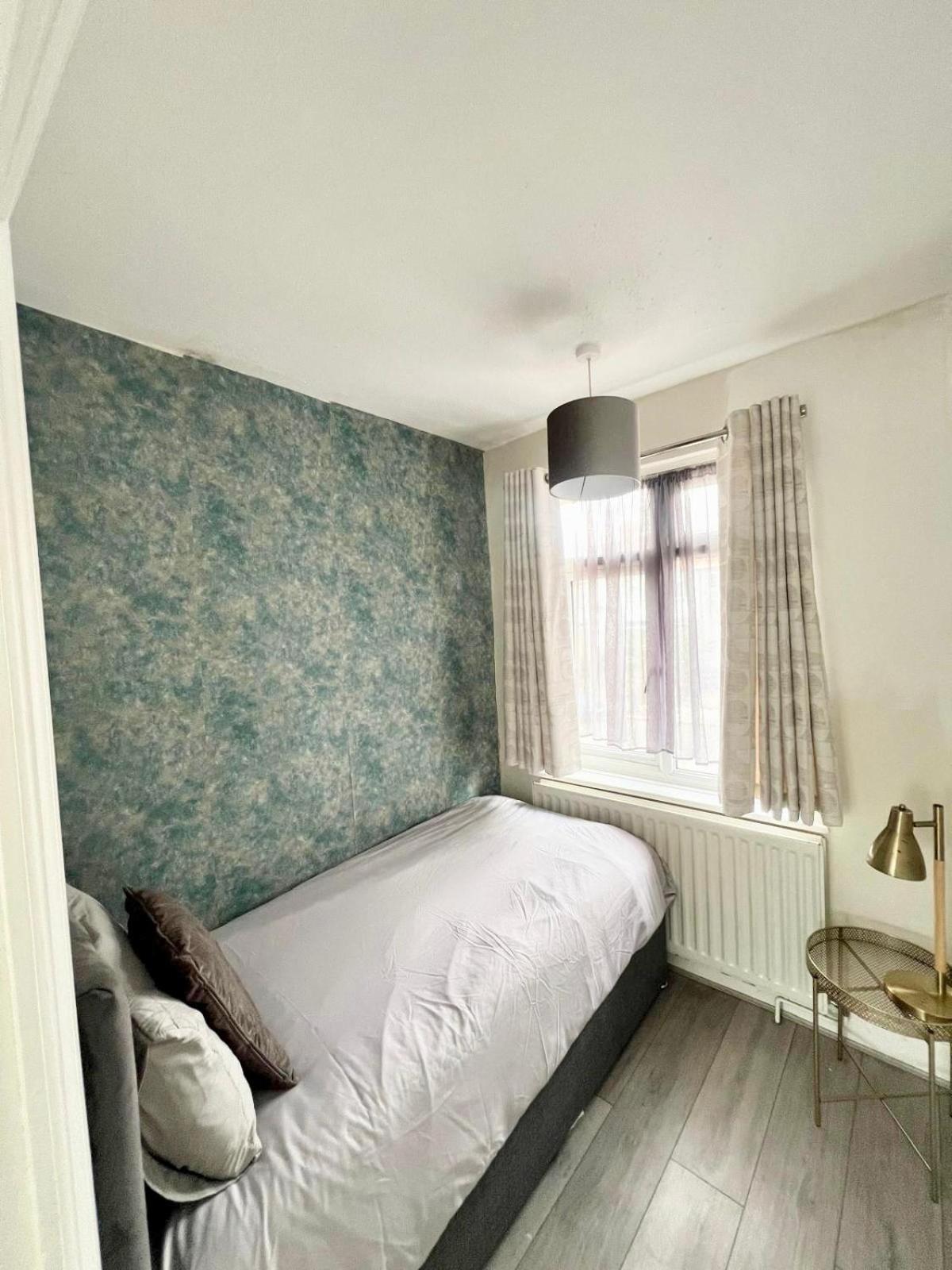 Large 4 Bedroom House With Parking Available London Exteriör bild